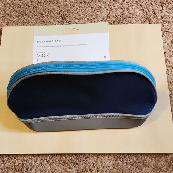Nordstrom Rack Essentials Case NWT - Picture 2 of 4